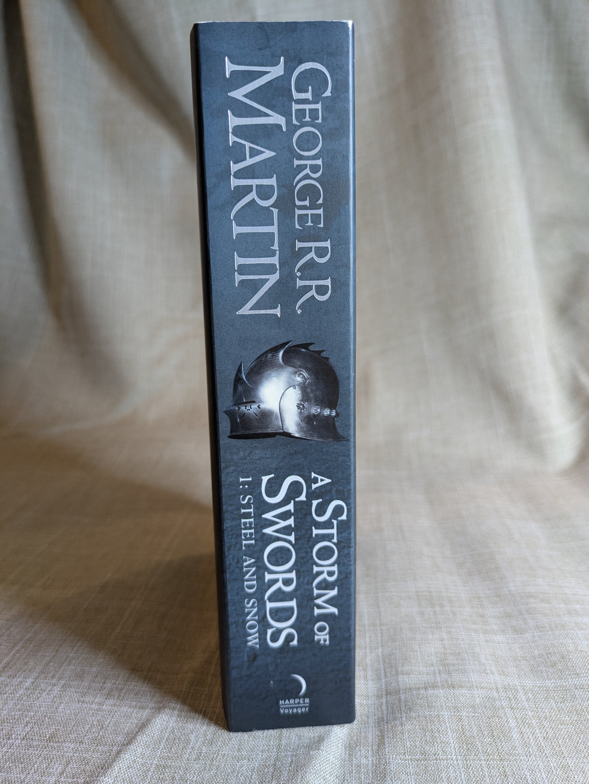 A Storm of Swords, 1: Steel and Snow - George R.R. Martin